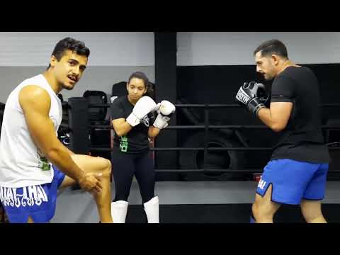 Técnicas de Muay Thai com nosso professor Lukinha