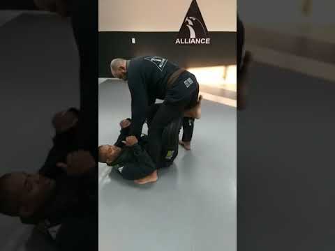 Guarda X com raspagem invertida chegando o joelho na barriga.