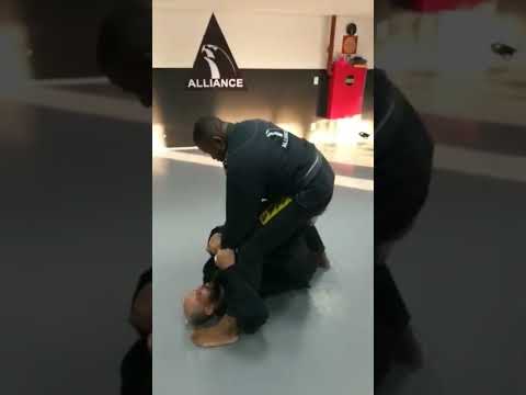 Defesa de Guarda X chegando com o joelho na barriga e finalizando no Arm Lock.