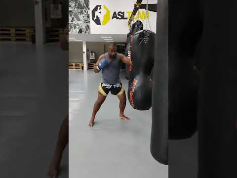 Voltando a se divertir batendo no saco osss...