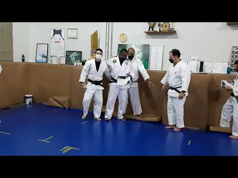 Sensei Alberto Lucha Recebendo certificado de Faixa preta de Judô