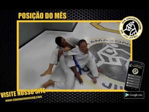 Ataque na lateral finalizando nas costas com estrangulamento