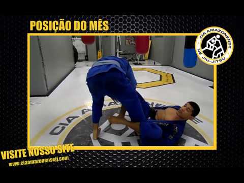 Raspagem dominando a perna do adversário com a lapela...