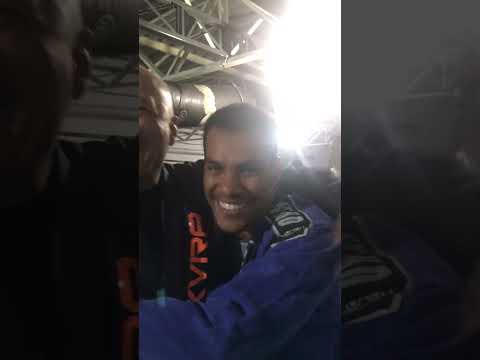 Faixa branca querendo pegar o faixa preta de qualquer maneira