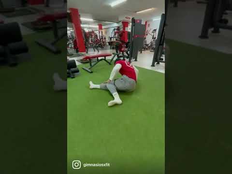 🔝 Estiramiento dinámico post #LegDay con los mejores del fitness en Barcelona 🦵💪