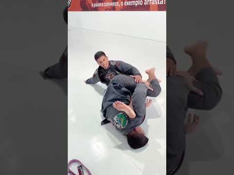 Chave de pé e joelho partindo da guarda 50/50 com os irmãos Matheus Siqueira e Marlon Siqueira