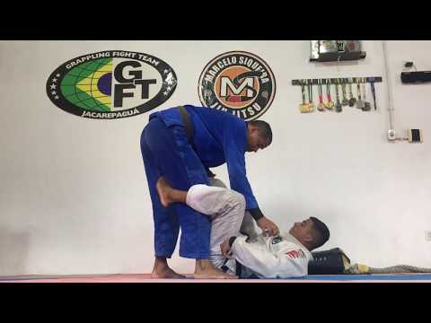 Pegada de costas da guarda de la riva com os professores Marlon Siqueira e Gefferson Paulino