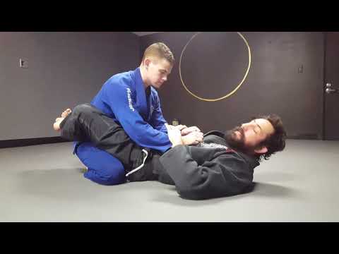 BJJ Technique : Triangle defense counter. Shoulder lock and choke submission.