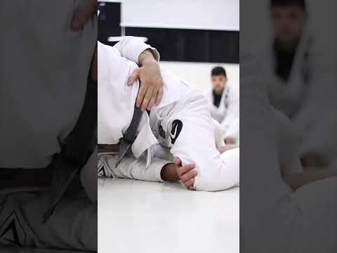 Detalhes da Meia-Guarda por baixo com Rômulo “Caju” #bjj4life #bjj #jiujitsu #meiaguarda #halfguard