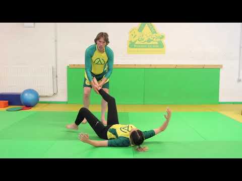 Aicha valt in de Leeuwenkooi