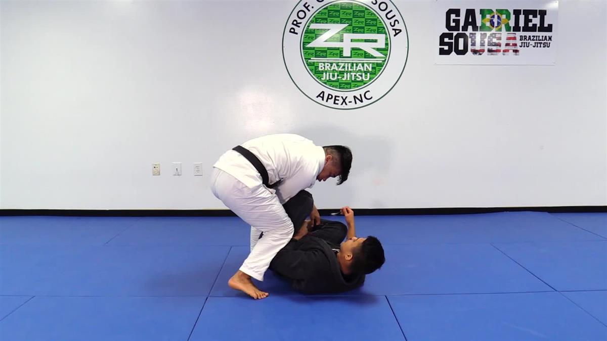 Dynamic Modern Guard Passing by Gabriel Sousa image 4