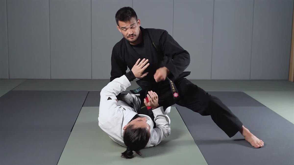 Footwork Passing vs The Supine Guard by Isaac Doederlein image 4