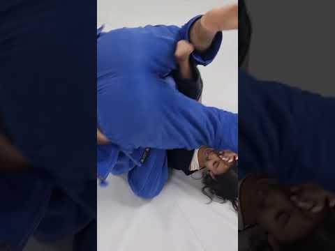 Lorena aprendendo a raspar de meia guarda. #bjj #bjjlifestyle #family #bjjkids @teamsixbjjvinhedo