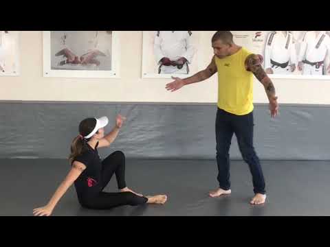 Defesa pessoal feminina com chute e pisão.