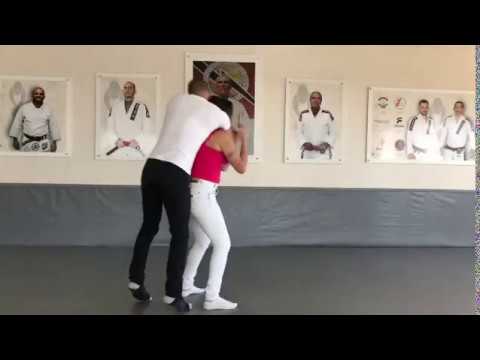 Mulher preparada arremessa agressor!!!