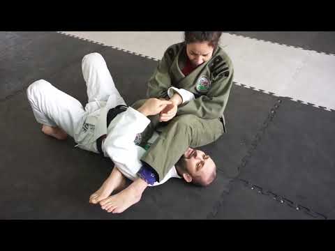 Primera Salida de Armbar desde Montada