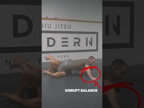 Knee lever → disrupt balance → counter attack.Don’t accept the smash. Create the problem.