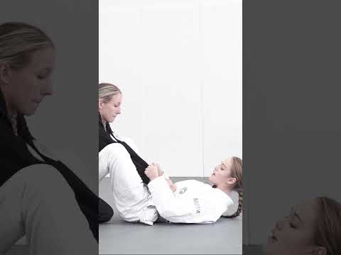 Coach Paisley showing how to do a balloon sweep to a triangle! #bjj