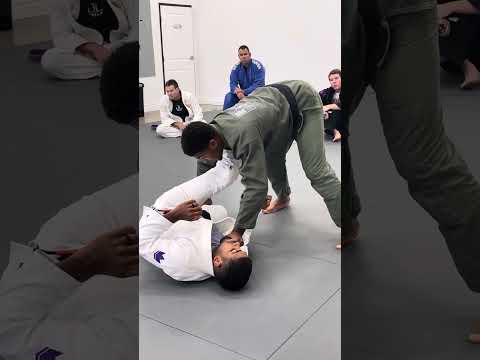 Jansen Gomes Guard pass leg weave