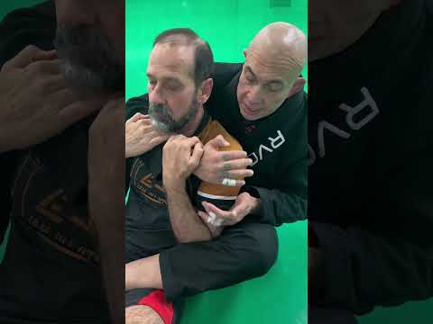 Finalización desde la espalda del oponente con estrangulación.