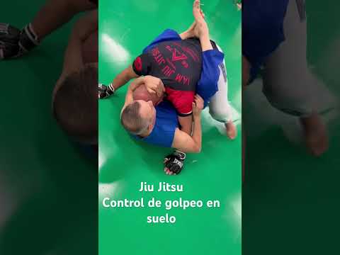 Control de golpeo del oponente en el suelo. Clases de Jiu jitsu en IAM Jiu Jitsu Pradales, 39 Madrid