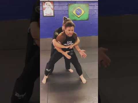 “Bear hug defense” 🐻 #jiujitsuselfdefense #womensselfdefense #bearhugdefense