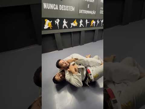 Saída da pegada de costas posicionando o peso do corpo sobre o adversário.