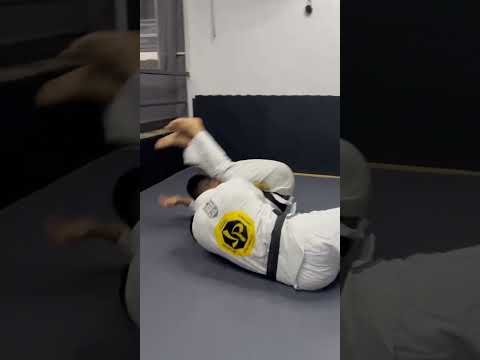 Controle e finalização de Kimura partindo do crucifixo.