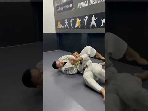 Transição para arm lock através do controle de Kimura no crucifixo.