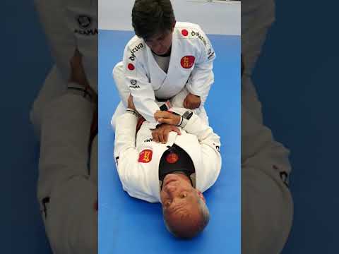 Raspagem a partir da defesa do ataque de chave de braço por parte do meu oponente.