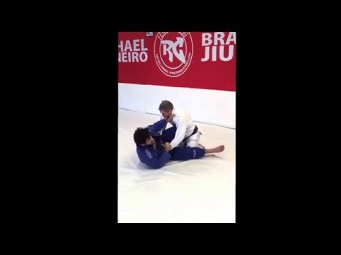 Coach Raphael Carneiro showing a Scissor Sweep!
