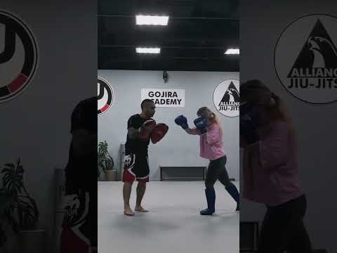 Как проходит тренировки по кикбоксингу? Диего покажет!