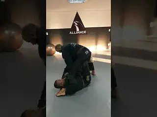 Mais uma raspagem na Guarda X chegando com joelho na barriga. #bjj #bjjdrills #jiujitsu #bjjvideo