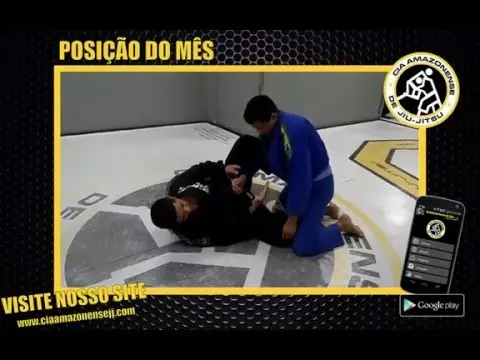 Finalização(omoplata) de guarda aberta, envolvendo o braço.