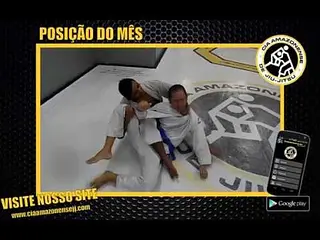 Ataque na lateral finalizando nas costas com estrangulamento