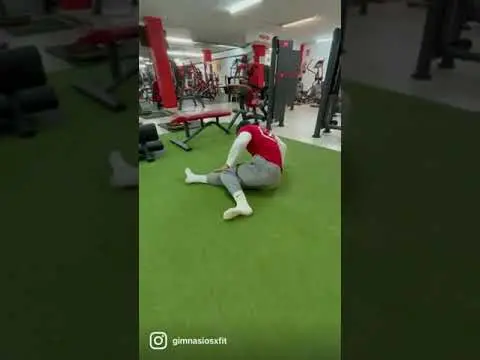 🔝 Estiramiento dinámico post #LegDay con los mejores del fitness en Barcelona 🦵💪