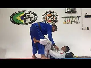 Pegada de costas da guarda de la riva com os professores Marlon Siqueira e Gefferson Paulino