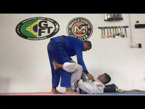 Pegada de costas da guarda de la riva com os professores Marlon Siqueira e Gefferson Paulino