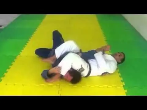 Armlock partindo da montada