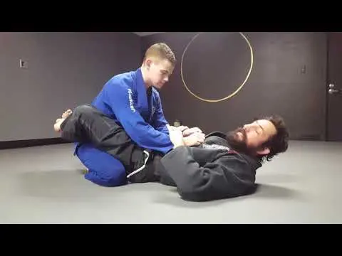 BJJ Technique : Triangle defense counter. Shoulder lock and choke submission.
