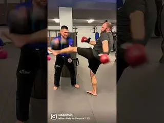 🦵🏽🥊