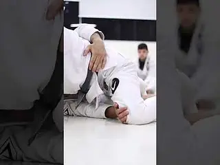 Detalhes da Meia-Guarda por baixo com Rômulo “Caju” #bjj4life #bjj #jiujitsu #meiaguarda #halfguard