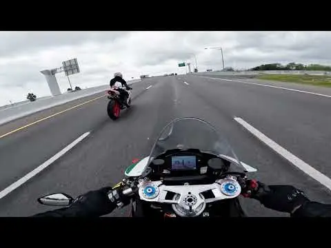 Cruising the Bay #lordandlions #ducati #ducatipanigale #rollridelift #ducatipanigalev2