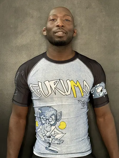 RASHGUARD GRIS « MONKEYS FIGHTERS » – GURUMA x MONKEY FELLAS