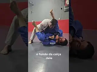 Finalização na emborcada. #bjj #jiujitsu #bjjlifestyle #jiujitsukids #jiu #deojiujitsu #dsescola