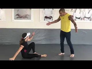 Defesa pessoal feminina com chute e pisão.