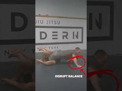 Knee lever → disrupt balance → counter attack.Don’t accept the smash. Create the problem.