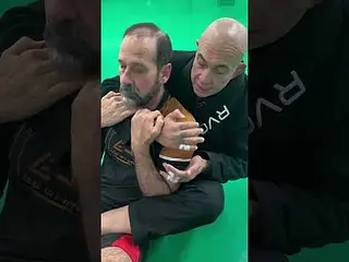 Finalización desde la espalda del oponente con estrangulación.