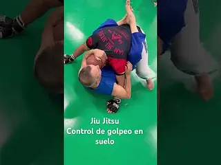 Control de golpeo del oponente en el suelo. Clases de Jiu jitsu en IAM Jiu Jitsu Pradales, 39 Madrid