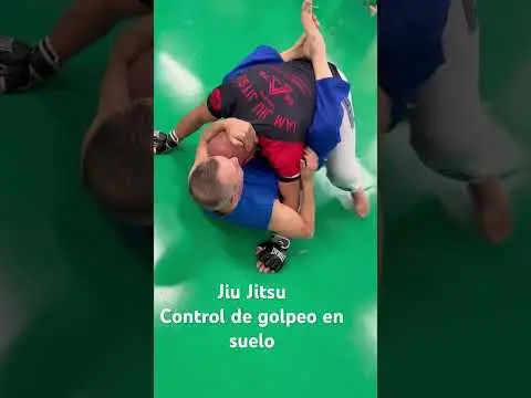 Control de golpeo del oponente en el suelo. Clases de Jiu jitsu en IAM Jiu Jitsu Pradales, 39 Madrid